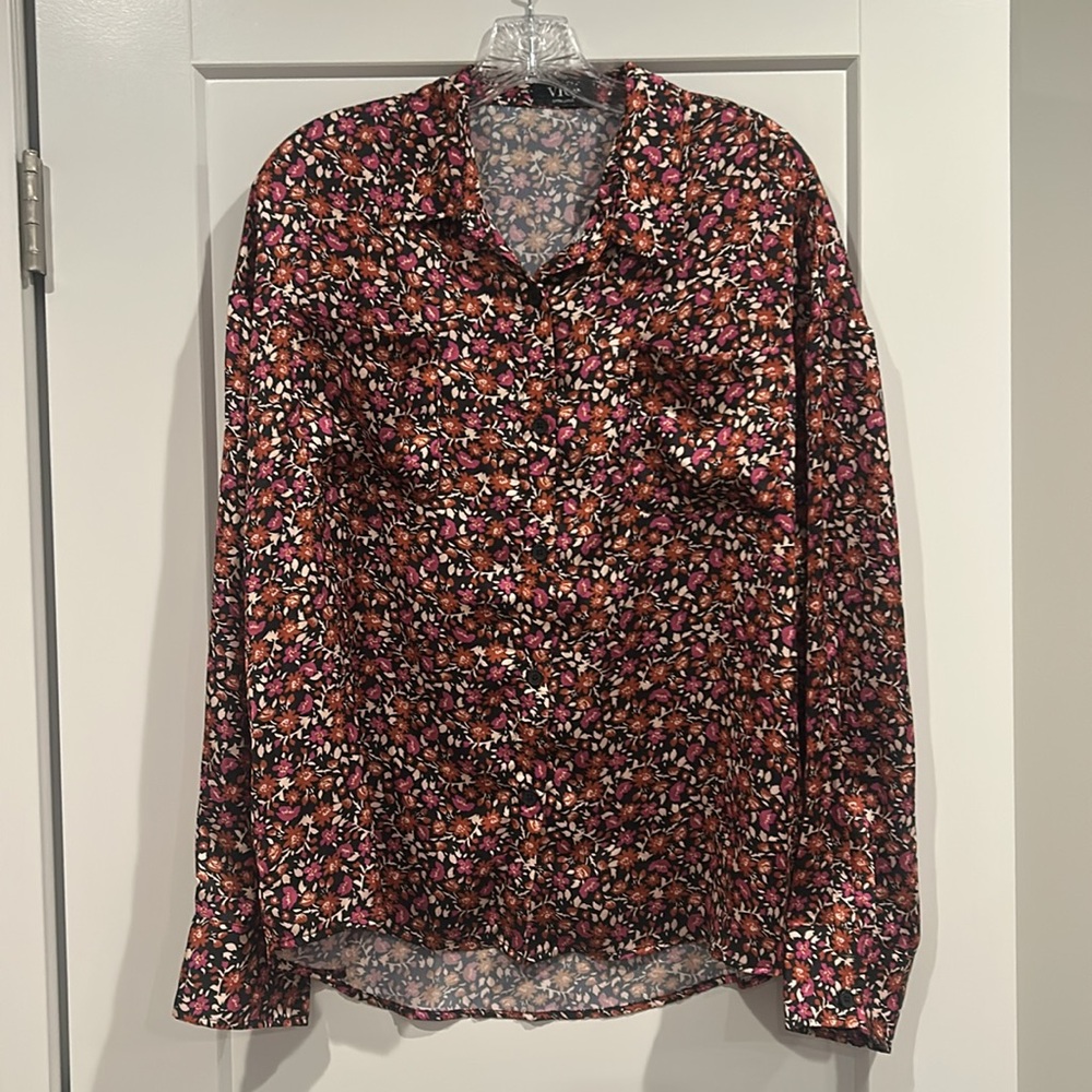 VICI Floral Pattern Dressy long sleeve button down shirt. Size XL.